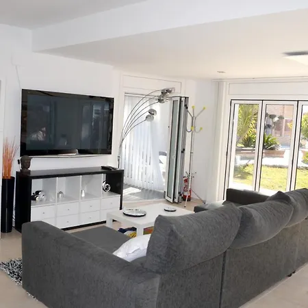 Spacious In + Pool Apartament